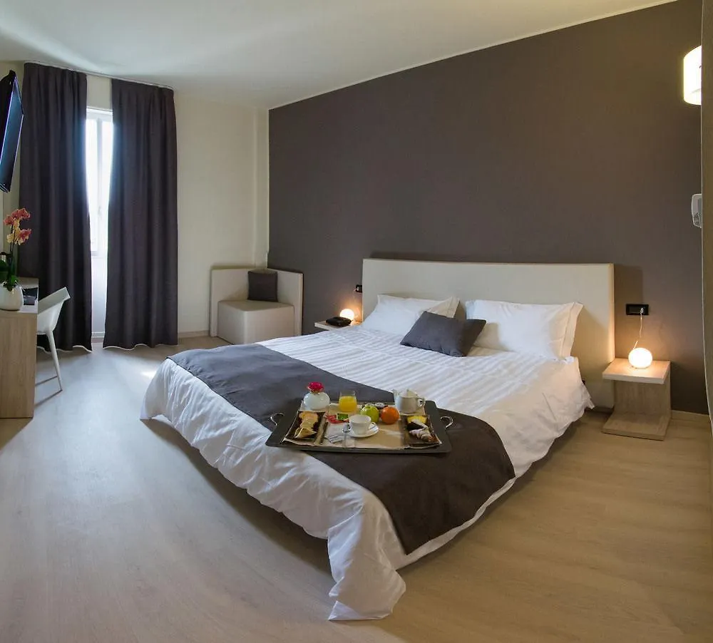 Helios Hotel&Restaurant Monza 4*,